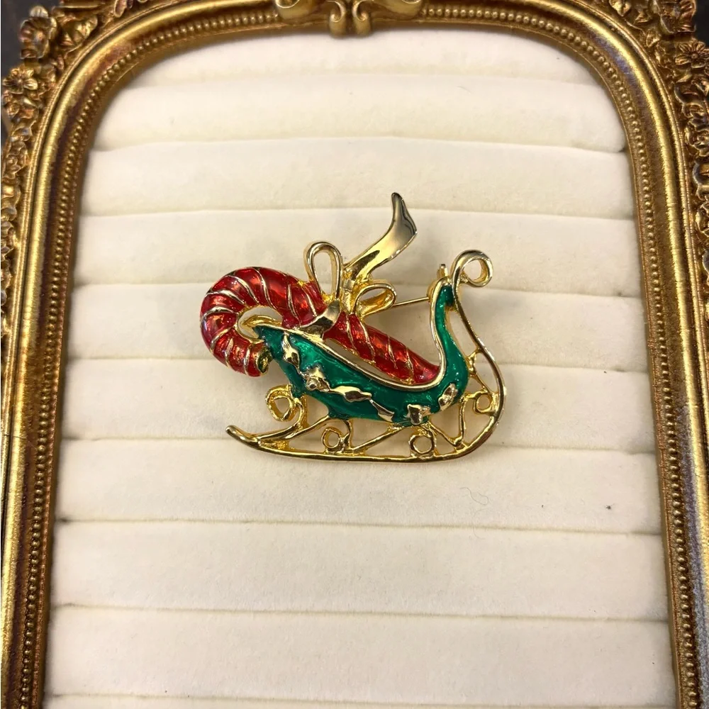 Vintage Christmas Brooch Gold Tone Green‎ Santa’s Sleigh Red Candy Cane Festive